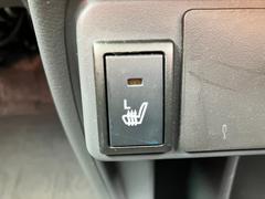 シートヒーター装備付き車！！座席に埋め込まれた電熱線によりシートを暖めることが出来る装備で、温めたられたシートは、寒い冬には最適です！！ 4