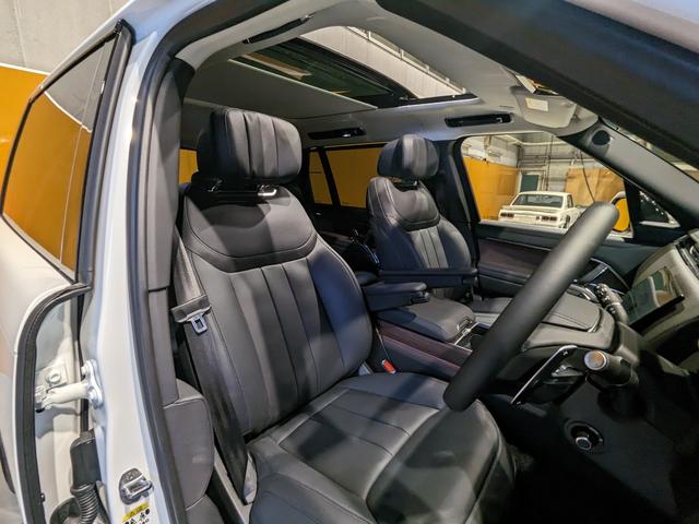 レンジローバー オートバイオグラフィー　Ｐ５３０ロングホイールベース　新型レンジローバー４．４Ｌガソリン　シグネチャサラウンドシステム　内装色エボニー（黒）　ノイズキャンセラー　テールゲートイベントスイート　ディプロイアブルサイドステップ　コンソール急速クーラーボックス（11枚目）
