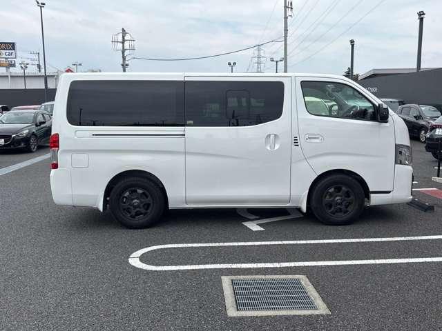キャラバン ２．４　プレミアムＧＸ　ロングボディ　ディーゼルターボ　アラウンドモニター　バックカメラ　エアコン　パワーウィンドウ　パワーステアリング　スマートキー＆プッシュスタート　踏み間違い防止アシスト　車線逸脱警報（6枚目）