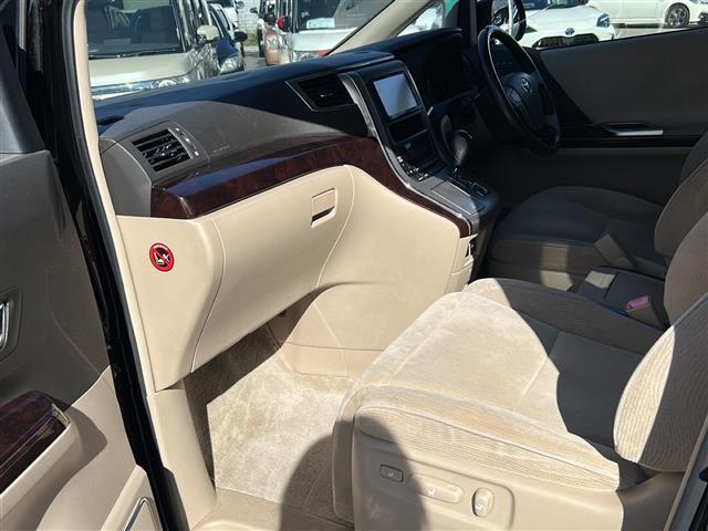 アルファード ２４０Ｇ　禁煙車／４ＷＤ／社外ナビ（ＣＤ／ＤＶＤ／フルセグＴＶ）／バックカメラ／ビルトインＥＴＣ／フリップダウンモニター／両側パワースライドドア／前席パワーシート／クルーズコントロール／ウッドコンビステアリング（11枚目）