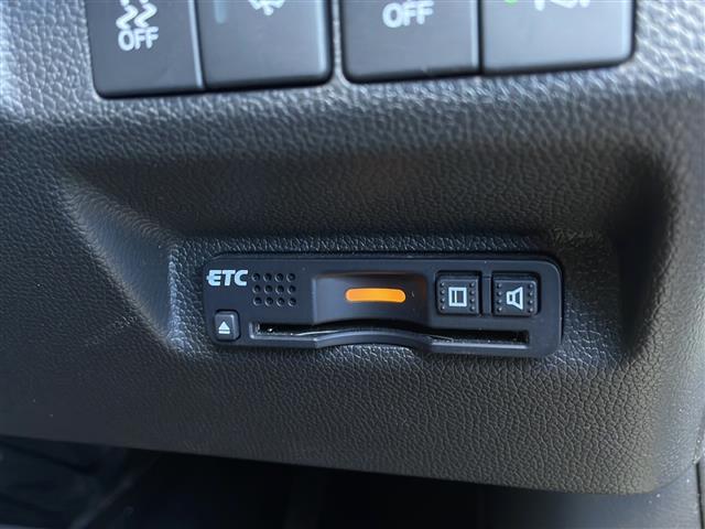 フリード＋ハイブリッド ハイブリッドＥＸ　禁煙車／純正ナビ（ＣＤ／ＤＶＤ／フルセグＴＶ／Ｂｌｕｅｔｏｏｔｈ）／バックカメラ／ビルトインＥＴＣ／シートヒーター／ドライブレコーダー／両側パワースライドドア／革巻きステアリング（8枚目）