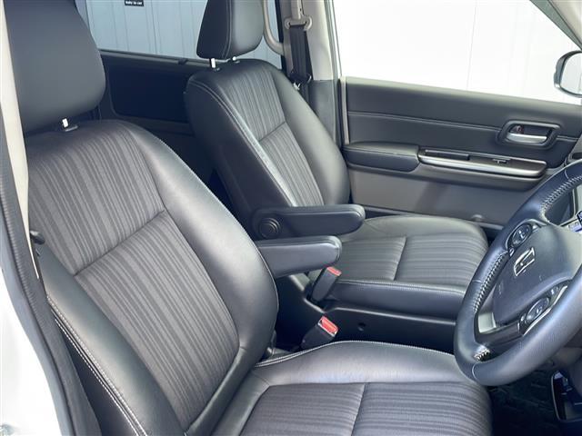 フリード＋ハイブリッド ハイブリッドＥＸ　禁煙車／純正ナビ（ＣＤ／ＤＶＤ／フルセグＴＶ／Ｂｌｕｅｔｏｏｔｈ）／バックカメラ／ビルトインＥＴＣ／シートヒーター／ドライブレコーダー／両側パワースライドドア／革巻きステアリング（9枚目）