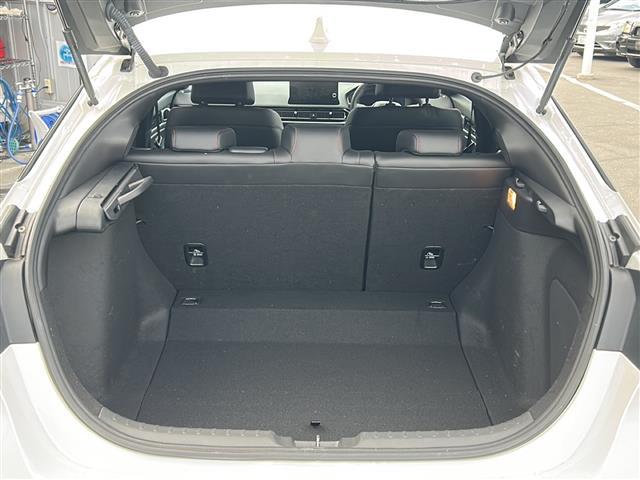 シビック e:HEV 禁煙車/BOSEプレミアムサウンド/純正9インチディスプレイオーディオ(ナビ機能付/フルセグTV/Bluetooth)/バックカメラ/ビルトインETC2.0/シートヒーター/パワーシート/置くだけ充電(16枚目)