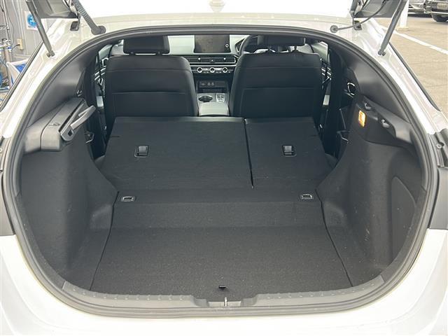 シビック e:HEV 禁煙車/BOSEプレミアムサウンド/純正9インチディスプレイオーディオ(ナビ機能付/フルセグTV/Bluetooth)/バックカメラ/ビルトインETC2.0/シートヒーター/パワーシート/置くだけ充電(18枚目)