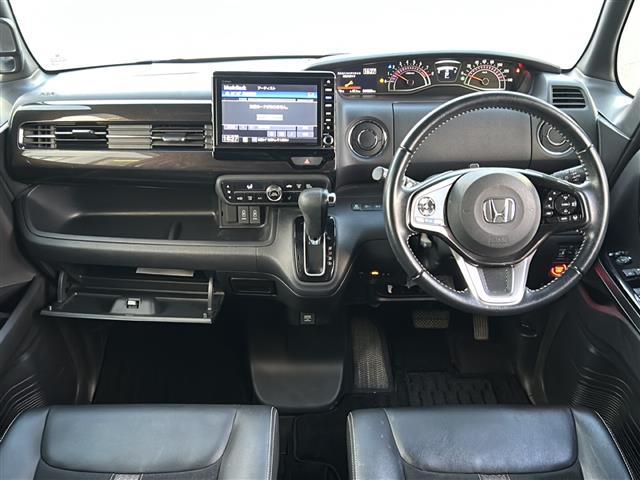 シビック e:HEV 禁煙車/BOSEプレミアムサウンド/純正9インチディスプレイオーディオ(ナビ機能付/フルセグTV/Bluetooth)/バックカメラ/ビルトインETC2.0/シートヒーター/パワーシート/置くだけ充電(42枚目)