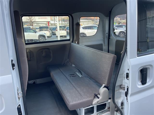 エブリイ ＰＡリミテッド　禁煙車／社外ナビ（ＣＤ／ＤＶＤ／ワンセグＴＶ／Ｂｌｕｅｔｏｏｔｈ）／ＥＴＣ／ルーフラック／衝突軽減ブレーキ／純正ラバーマット／社外ＡＷスタッドレス積み込み（17枚目）