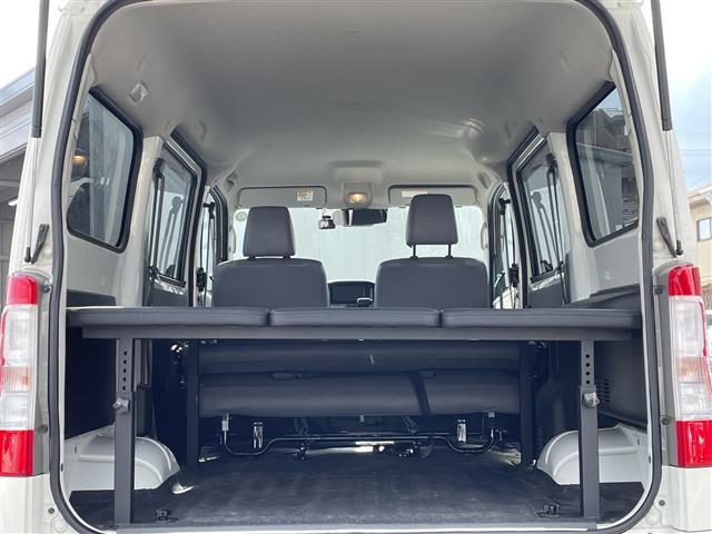 タウンエースバン ＧＬ　禁煙車／社外ナビ（フルセグＴＶ／Ｂｌｕｅｔｏｏｔｈ）／バックカメラ／ビルトインＥＴＣ／ドライブレコーダー（Ｆ・Ｒ）／ベッドキット／ＬＥＤヘッドライト／オートライト／電動格納ミラー／純正フロアマット（3枚目）