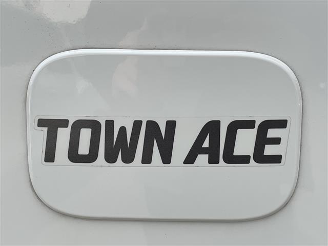 タウンエースバン ＧＬ　禁煙車／社外ナビ（フルセグＴＶ／Ｂｌｕｅｔｏｏｔｈ）／バックカメラ／ビルトインＥＴＣ／ドライブレコーダー（Ｆ・Ｒ）／ベッドキット／ＬＥＤヘッドライト／オートライト／電動格納ミラー／純正フロアマット（37枚目）