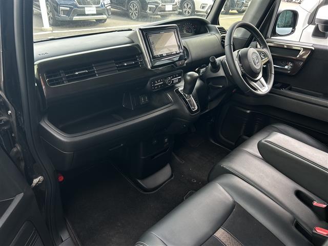 N-BOXカスタム G・Lターボホンダセンシング ワンオーナー/両側パワースライドドア/純正ナビ/Bluetooth/フルセグTV/バックカメラ/ハーフレザー/前席シートヒーター/純正AW15インチ/アイドリングストップ/USB入力端子(11枚目)