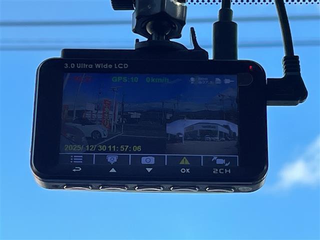 アクア Ｓ　スタイルブラック　禁煙車／純正ナビ（ＣＤ／ワンセグＴＶ／Ｂｌｕｅｔｏｏｔｈ）／バックカメラ／前後ドライブレコーダー／ステアリングスイッチ／オートライト／スマートキー／Ｐスタート／電動格納ミラー／ドアバイザー（5枚目）