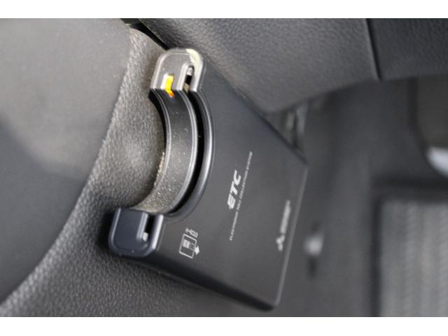 フィット ホーム　レンタアップ　純正ナビ　フルセグ　ＥＴＣ　衝突軽減ブレーキ　コーナーセンサー　ホンダコネクト　記録簿　リアカメラ　ソナー　ＵＳＢ接続　ＡＡＣ　横滑り防止機能　サイドエアバック　ＬＥＤライト　スマキー（8枚目）