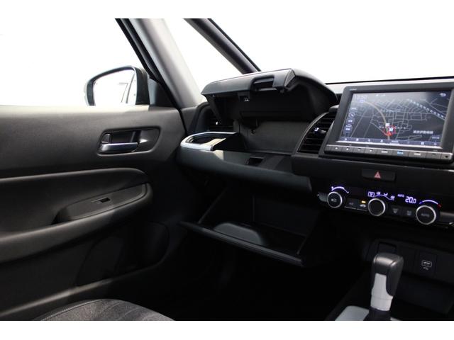 フィット ホーム　レンタアップ　純正ナビ　フルセグ　ＥＴＣ　衝突軽減ブレーキ　コーナーセンサー　ホンダコネクト　記録簿　リアカメラ　ソナー　ＵＳＢ接続　ＡＡＣ　横滑り防止機能　サイドエアバック　ＬＥＤライト　スマキー（18枚目）