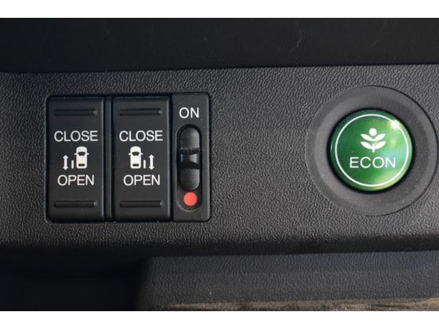 両側パワースライドドア付で、挟み込み防止機能によりお子様の乗り降りも安心！車内・車外のドアハンドルからはもちろんのこと運転席スイッチやリモコンキーからも開閉操作が可能で大変便利な装備となっております！