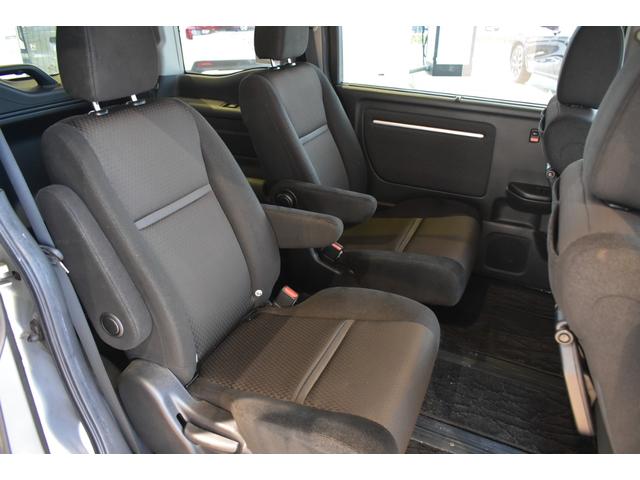 ２列目シートも足元はゆったりしており快適にお座り頂けます！後部座席にお乗りの方も楽しく広々と使用できます！！