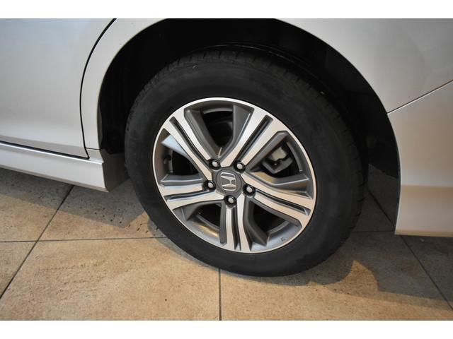 純正のアルミホイールが足元を飾ります！