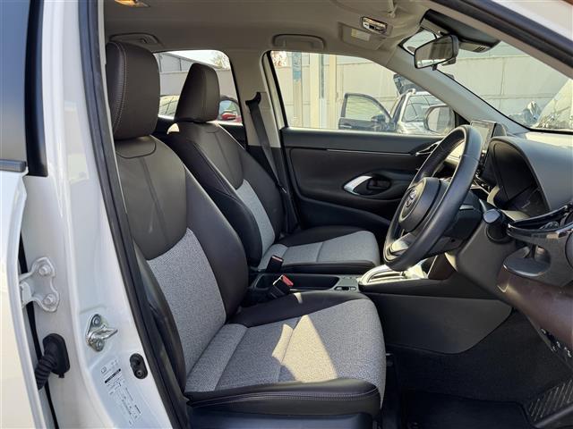 ヤリスクロス ハイブリッドＺ　セーフティセンス　純正ディスプレイオーディオ　全方位カメラ　前後ドライブレコーダー　ハーフレザーシート　パワーシート　前席シートヒーター　ハンズフリーパワーバックドア　　アクセサリーコンセント　ＥＴＣ（9枚目）