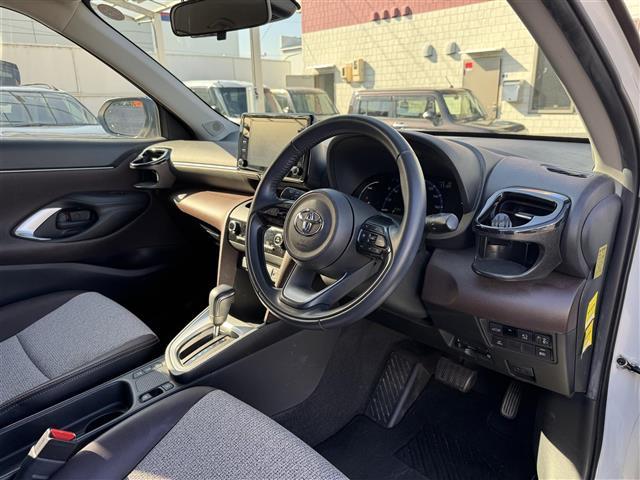 ヤリスクロス ハイブリッドＺ　セーフティセンス　純正ディスプレイオーディオ　全方位カメラ　前後ドライブレコーダー　ハーフレザーシート　パワーシート　前席シートヒーター　ハンズフリーパワーバックドア　　アクセサリーコンセント　ＥＴＣ（10枚目）