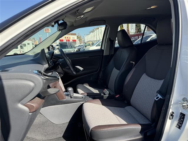 ヤリスクロス ハイブリッドＺ　セーフティセンス　純正ディスプレイオーディオ　全方位カメラ　前後ドライブレコーダー　ハーフレザーシート　パワーシート　前席シートヒーター　ハンズフリーパワーバックドア　　アクセサリーコンセント　ＥＴＣ（11枚目）