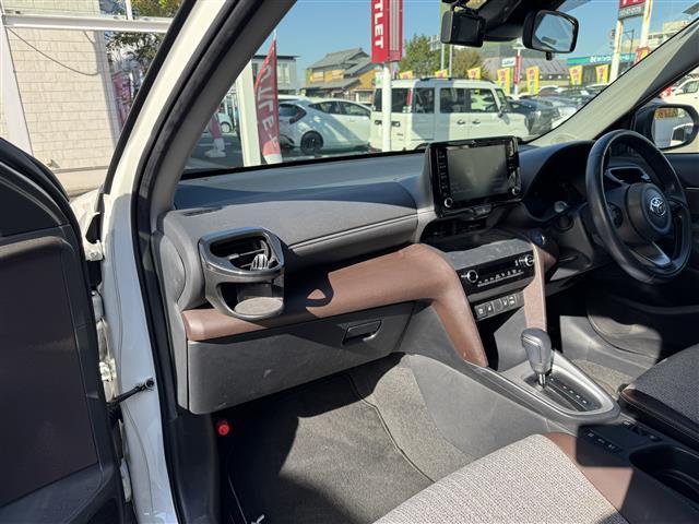 ヤリスクロス ハイブリッドＺ　セーフティセンス　純正ディスプレイオーディオ　全方位カメラ　前後ドライブレコーダー　ハーフレザーシート　パワーシート　前席シートヒーター　ハンズフリーパワーバックドア　　アクセサリーコンセント　ＥＴＣ（12枚目）