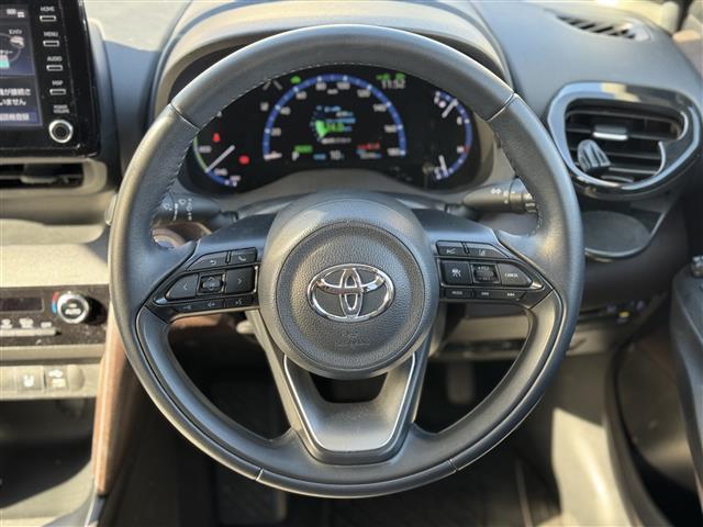 ヤリスクロス ハイブリッドＺ　セーフティセンス　純正ディスプレイオーディオ　全方位カメラ　前後ドライブレコーダー　ハーフレザーシート　パワーシート　前席シートヒーター　ハンズフリーパワーバックドア　　アクセサリーコンセント　ＥＴＣ（16枚目）