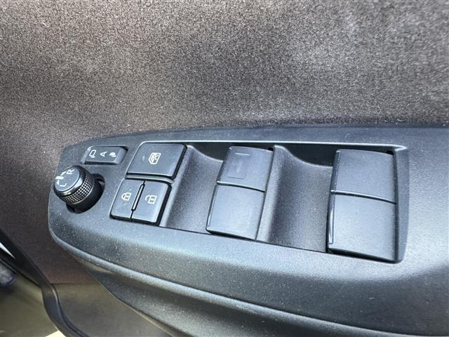 ヤリスクロス ハイブリッドＺ　セーフティセンス　純正ディスプレイオーディオ　全方位カメラ　前後ドライブレコーダー　ハーフレザーシート　パワーシート　前席シートヒーター　ハンズフリーパワーバックドア　　アクセサリーコンセント　ＥＴＣ（28枚目）