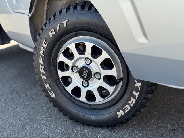 ハイゼットトラック ジャンボエクストラ　メモリナビ　フルセグＴＶ　Ｂｌｕｅｔｏｏｔｈ　スマートキー　ＬＥＤヘッドライト　クリアランスソナー　ＭＡＤＣＲＯＳＳ１２インチアルミ　フォグランプ　　衝突軽減ブレーキ　ＤＶＤ再生　　１オーナー　禁煙車（4枚目）
