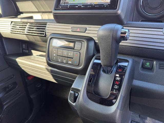 手に馴染むデザインのCVTシフトレバーで、スムーズな変速操作を実現。快適なドライブをサポートします。