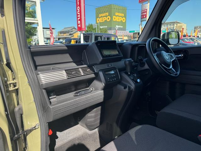 シンプルで落ち着いたブラックカラーのレジャーシート。車内を引き締めつつ、使い勝手も考慮した設計です。