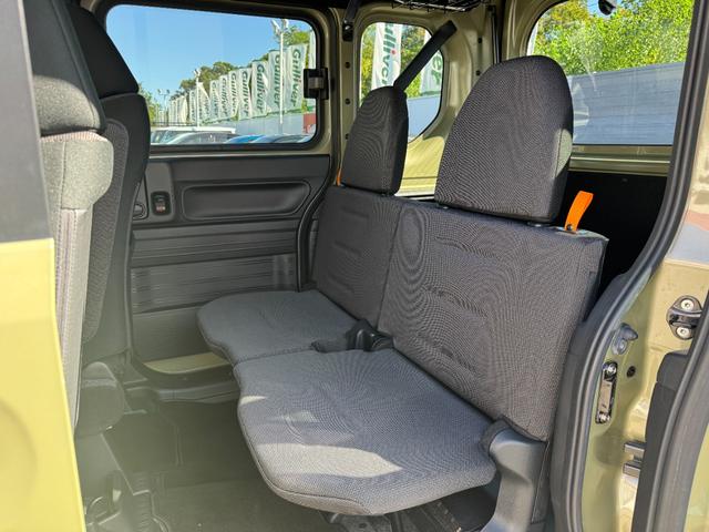 座り心地の良いブラックレジャーシートで、長時間のドライブも快適に。耐久性と快適性を両立しています