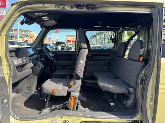 シートを倒してフルフラット化が可能。広いスペースが生まれ、車中泊や大きな荷物の積載に便利です。