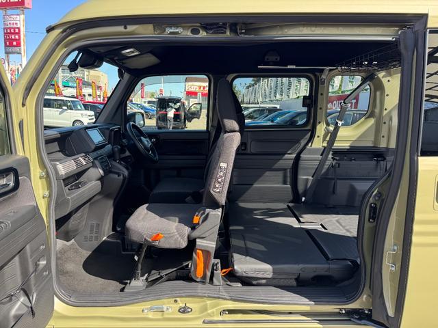 シートを倒してフルフラット化可能。広々とした空間で車中泊も快適に楽しめます。