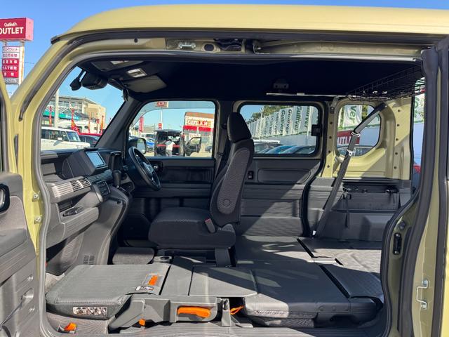 シートを倒してフルフラット化が可能。広いスペースが生まれ、車中泊や大きな荷物の積載に便利です。