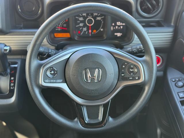 手に馴染む形状のステアリングを採用。軽快で正確な操作感が、街乗りから高速走行まで快適なドライブをサポートします。