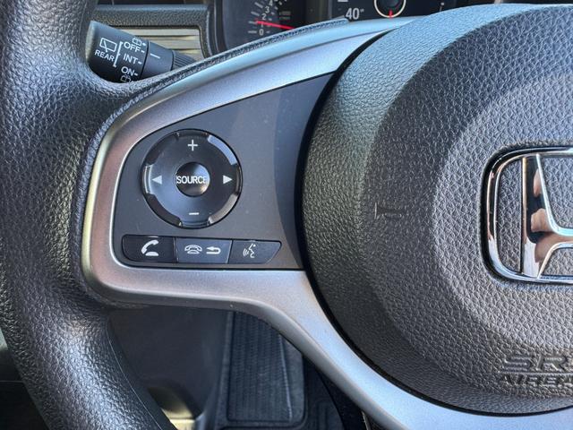 ★ステアリモコンスイッチ★ハンドル装備されいるリモコンで運転中にナビゲーションのチャンネルや曲を変えることが出来ます。運転しながらの危険なナビ操作がなくなりますので安心です。