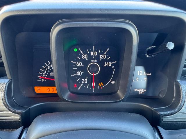 見やすく操作しやすいアナログメーターと、燃費や走行情報を表示するマルチインフォメーションディスプレイを搭載。ドライバーの運転状況把握をサポートします。