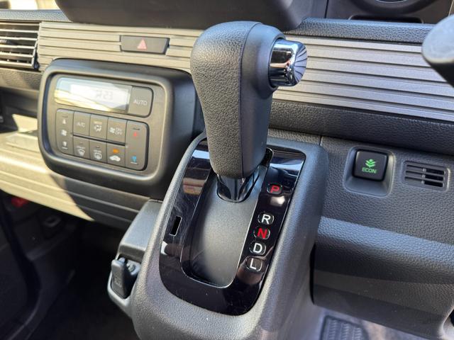 手に馴染むデザインのCVTシフトレバーで、スムーズな変速操作を実現。快適なドライブをサポートします。