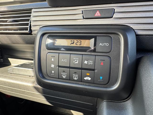 ★オートエアコン★任意に設定して頂いた車内室温を保ってくれます!寒かった暑かったりでわざわざ調整することもなくなりますので、運転に集中出来ます。あると嬉しい機能のひとつです。
