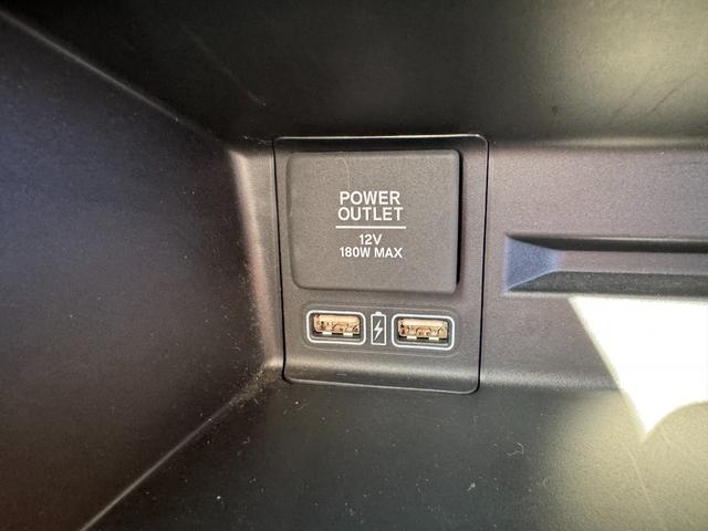 ☆USBポート☆スマホ充電が可能☆ドライブ中も充電できるので音楽を聴いていても充電切れの心配もありません♪