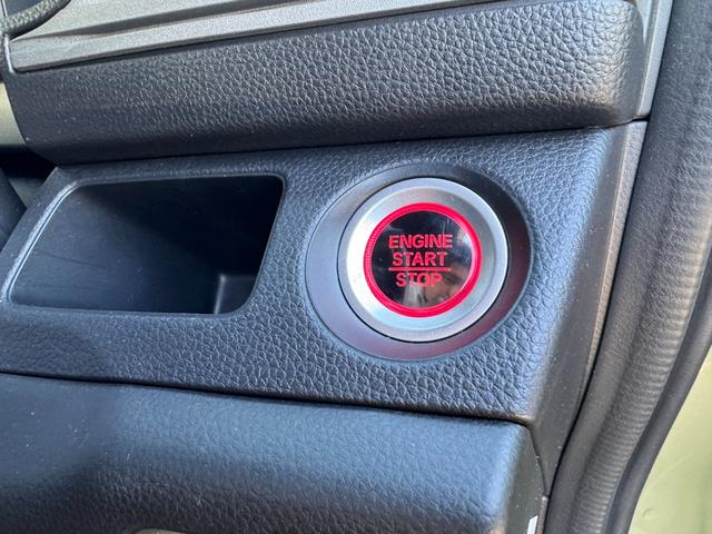 プッシュエンジンスタートを搭載。キーを取り出すことなくワンタッチでエンジン始動が可能で、快適なドライブをサポートします。