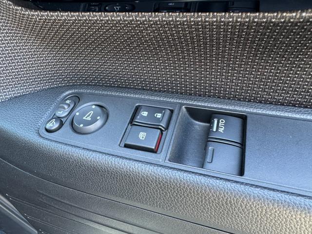 前席はパワーウィンドウを装備し、ボタン操作でスムーズに窓の開閉が可能。快適な車内環境を実現します。