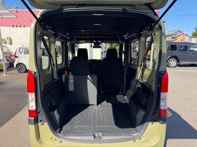 フルフラットシート展開でさらに広がる荷室。荷物の積み下ろしもスムーズで、多用途に活躍します。