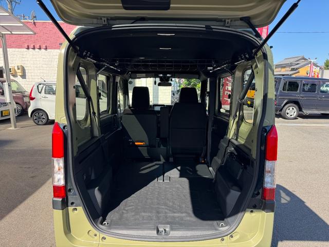 荷室スペースを拡大できる5:5分割可倒式シートを装備。様々な荷物のサイズに対応し、日常使いからレジャーまで活躍します。