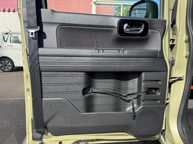 使いやすさとデザイン性を両立したドアトリム。収納スペースや肘置き機能も備え、快適な車内環境を実現します