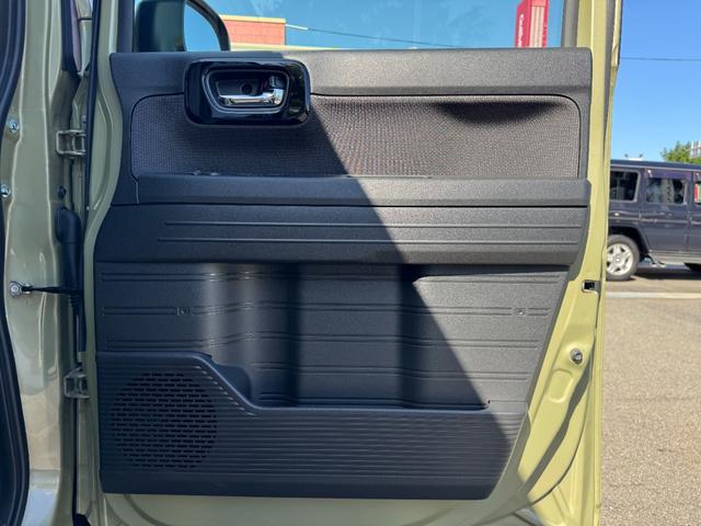 使いやすさとデザイン性を両立したドアトリム。収納スペースや肘置き機能も備え、快適な車内環境を実現します