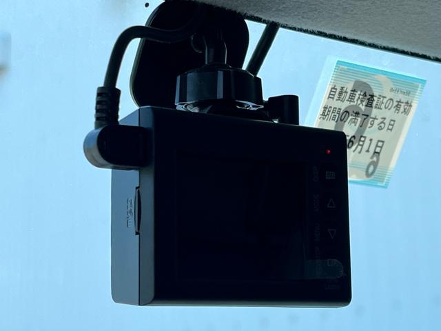 ベースグレード　ドライブレコーダー　４ＷＤ　純正ナビ　ＥＴＣ　パワーウィンドウ　パワーステアリング　Ｂｌｕｅｔｏｏｔｈ　リモコンキー　コーナーセンサー（後ろのみ）　横滑り防止装置　エアバッグ　背面タイヤ(8枚目)