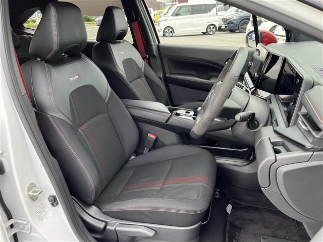 オーラ ニスモ 純正9インチナビ(フルセグ/BT)/プロパイロット/レーダークルーズコントロール/全方位/コーナーセンサー/BSM/衝突軽減/ハーフレザー/ワイヤレス充電/デジタルインナーミラー/ETC2.0(14枚目)