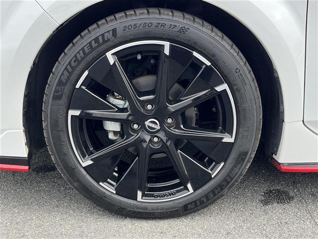 オーラ ニスモ 純正9インチナビ(フルセグ/BT)/プロパイロット/レーダークルーズコントロール/全方位/コーナーセンサー/BSM/衝突軽減/ハーフレザー/ワイヤレス充電/デジタルインナーミラー/ETC2.0(17枚目)