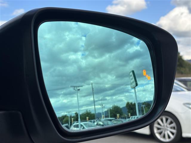 セレナ ｅ－パワー　ハイウェイスターＶ　純正１０インチナビ（フルセグ／ＢＴ／ＣＤ／ＤＶＤ）／フリップダウン／プロパイロット／全方位／ＢＳＭ／コーナーセンサー／衝突軽減／両側パワスラ／シートヒーター／ステアリングヒーター／後席サンシェード（4枚目）