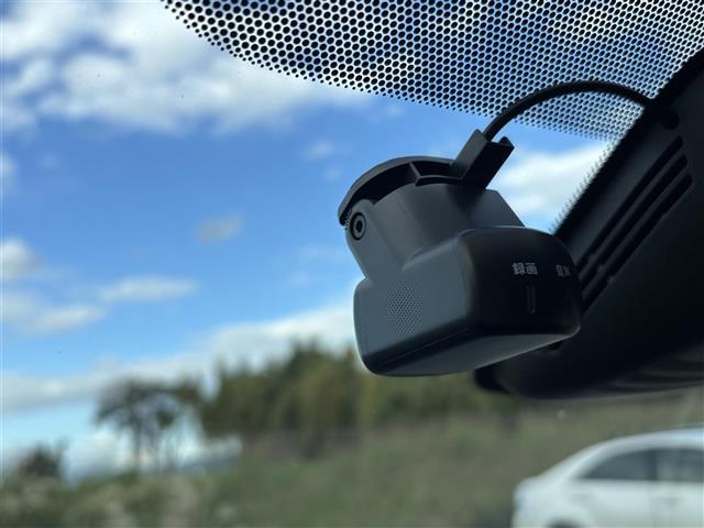 セレナ ｅ－パワー　ハイウェイスターＶ　純正１０インチナビ（フルセグ／ＢＴ／ＣＤ／ＤＶＤ）／フリップダウン／プロパイロット／全方位／ＢＳＭ／コーナーセンサー／衝突軽減／両側パワスラ／シートヒーター／ステアリングヒーター／後席サンシェード（13枚目）