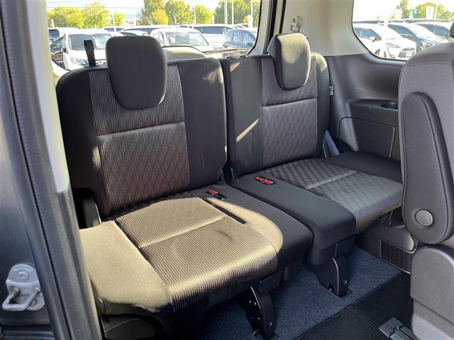 セレナ ｅ－パワー　ハイウェイスターＶ　純正ナビ　フルセグ　Ｂｌｕｅｔｏｏｔｈ　ＵＳＢ／ＡＵＸ　フリップダウン　全方位カメラ　ＥＴＣ　ドライブレコーダー　追従型クルーズコントロール　両側パワースライドドア　前席シートヒーター　オートライト（16枚目）